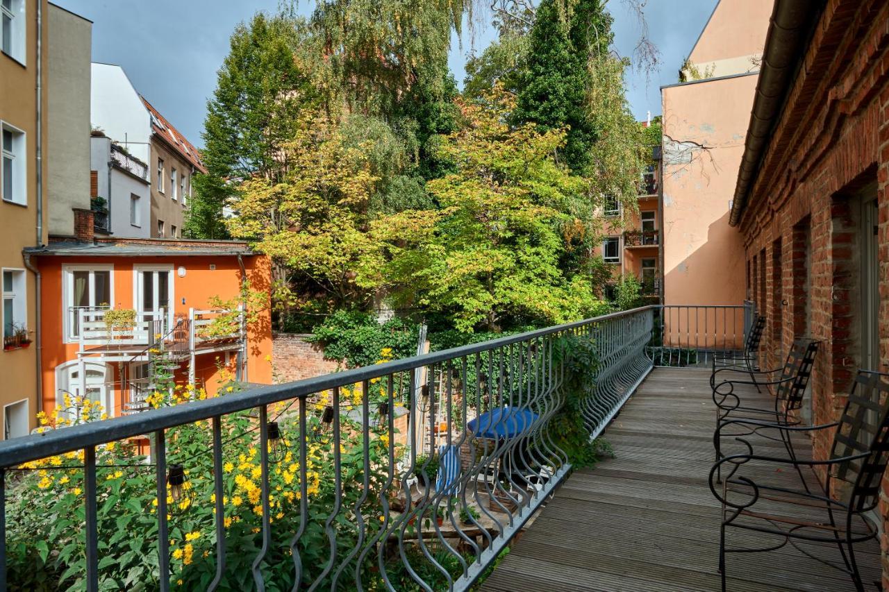 Beautiful Backyard Remise — Photos 1